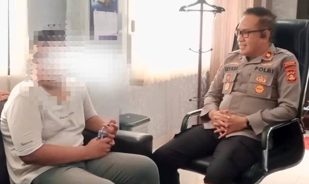 Polres OKU saat memberikan pendampingan psikologis terhadap pelajar yang nekat melompat dari Jembatan Ogan.