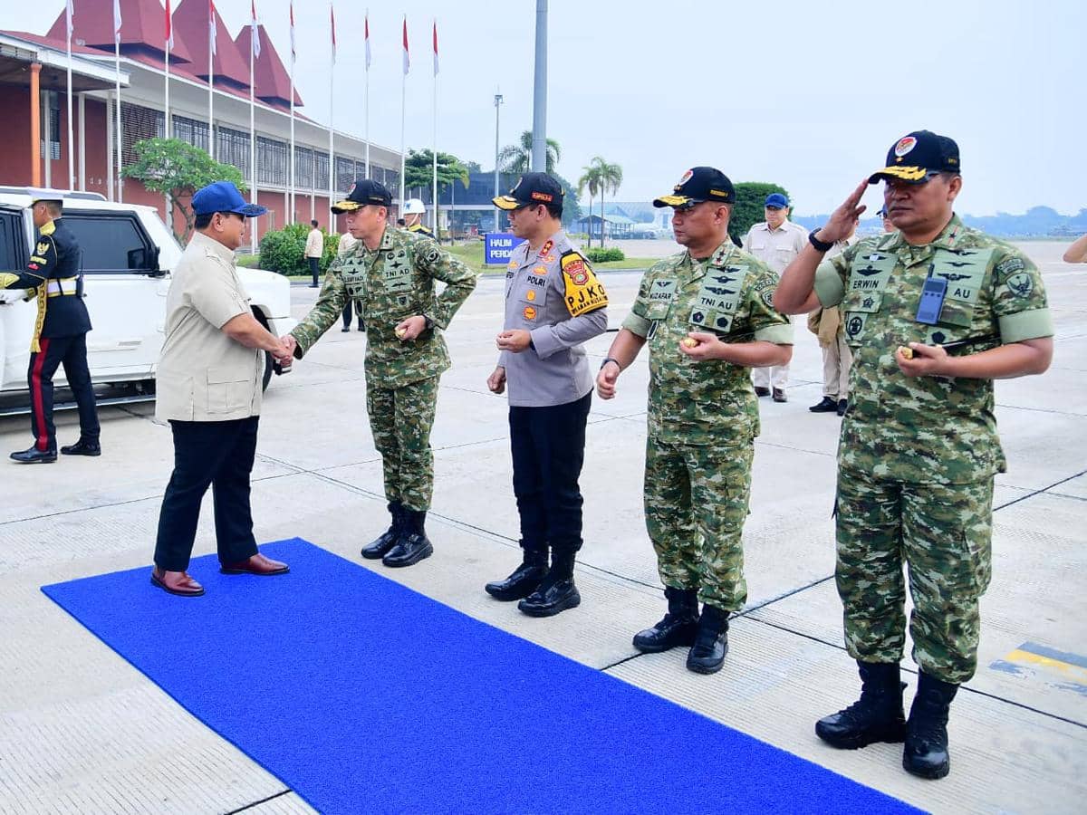 Presiden Prabowo bertolak menuju Aceh dari Pangkalan Udara Halim Perdanakusuma, Jakarta, Minggu (7/12/2025) (dok. Sekretariat Presiden)