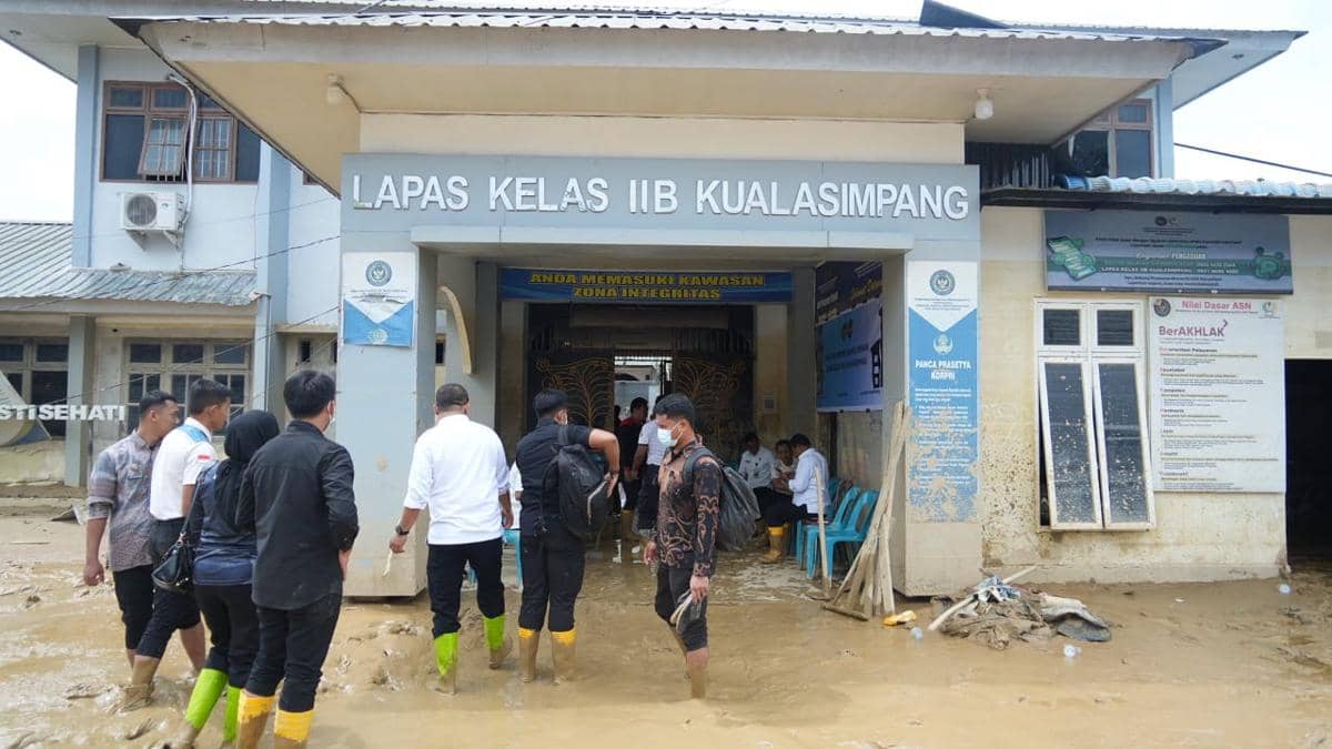 Lapas Kuala Simpang di Aceh Tamiang menjadi salah satu fasilitas umum yang terdampak banjir bandang. (dok. Kementerian Imipas)