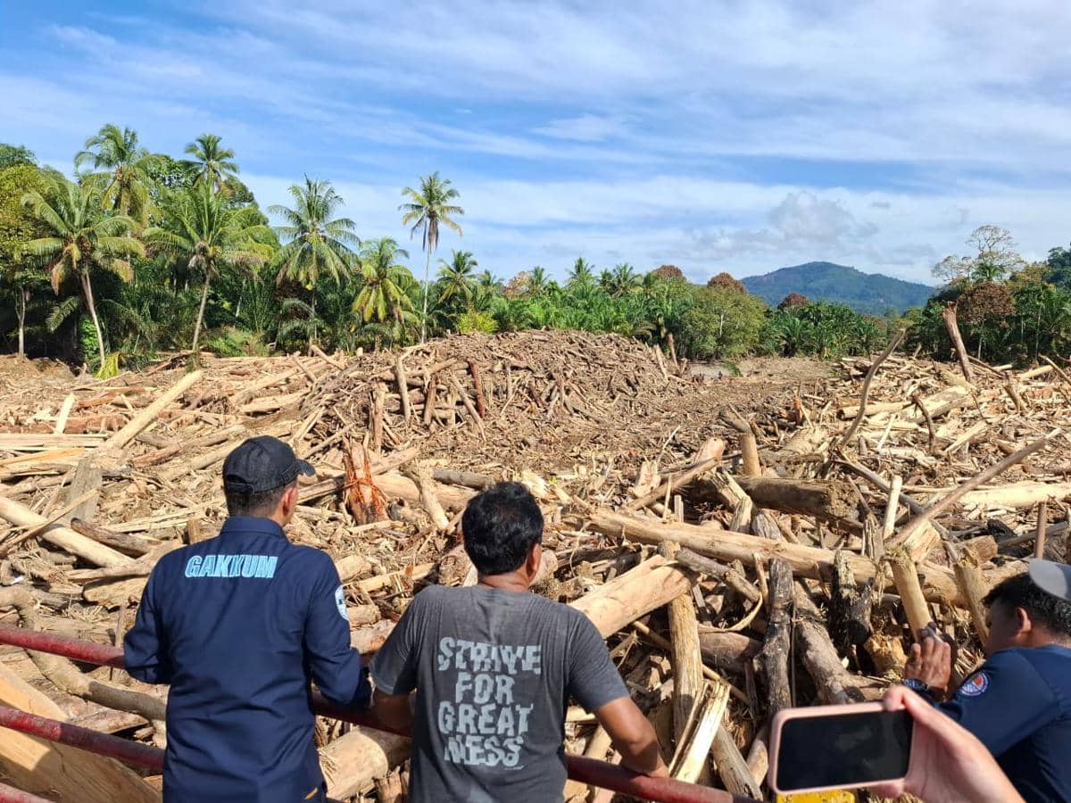 Kayu memenuhi aliran sungai di Kecamatan Garoga, Kabupaten Tapanuli Utara. (Dok. Kementerian Lingkungan Hidup)