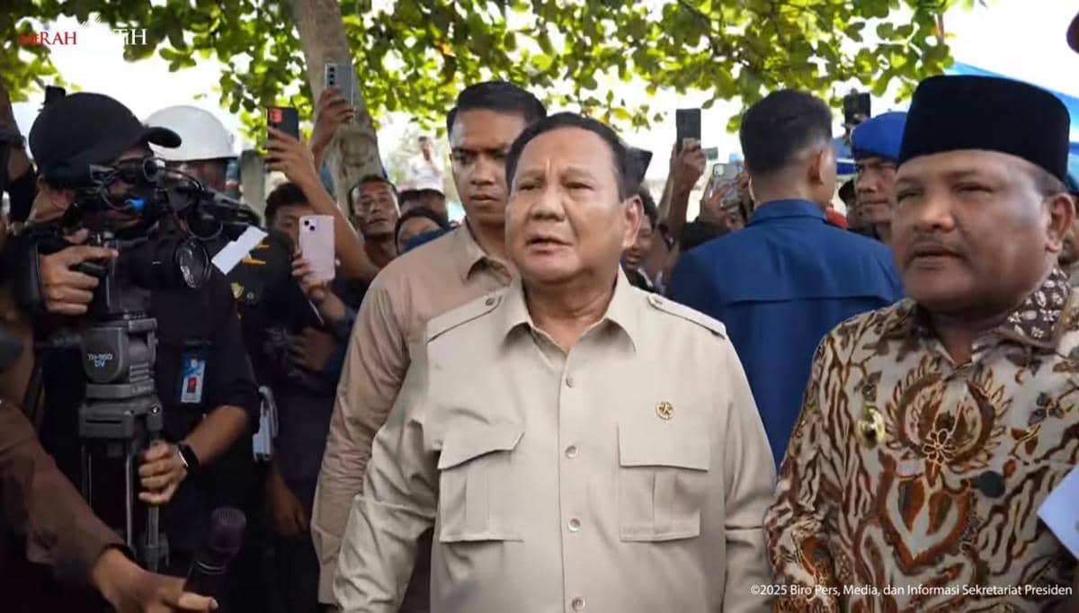 Presiden Prabowo Subianto meninjau pembangunan jembatan bailey yang ada di Desa Teupin Manee, Kabupaten Bireuen, Aceh, Minggu (7/12/2025) (Youtube.com/Sekretariat Presiden)