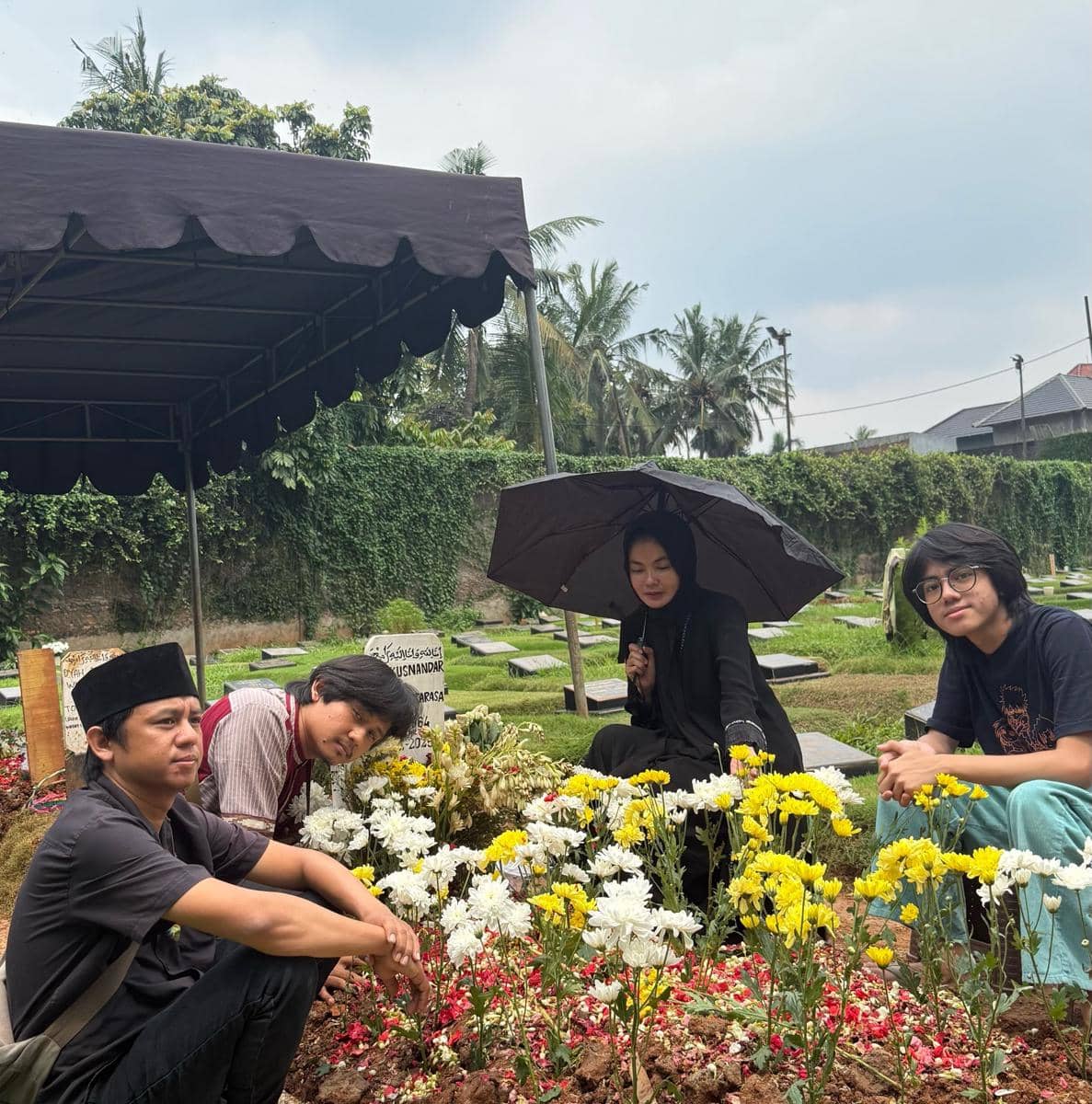 Karina Ranau ziarah ke makam Epy Kusnandar
