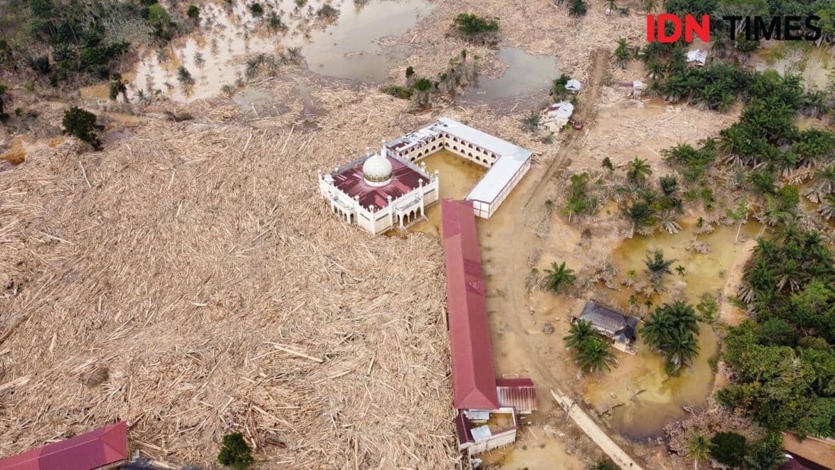 Potret udara Pesantren Darul Mukhlisin, Desa Tanjung Karang, Kecamatan Karang Baru, Aceh Tamiang, Sabtu (6/12/2025) (IDN Times/Prayugo Utomo)