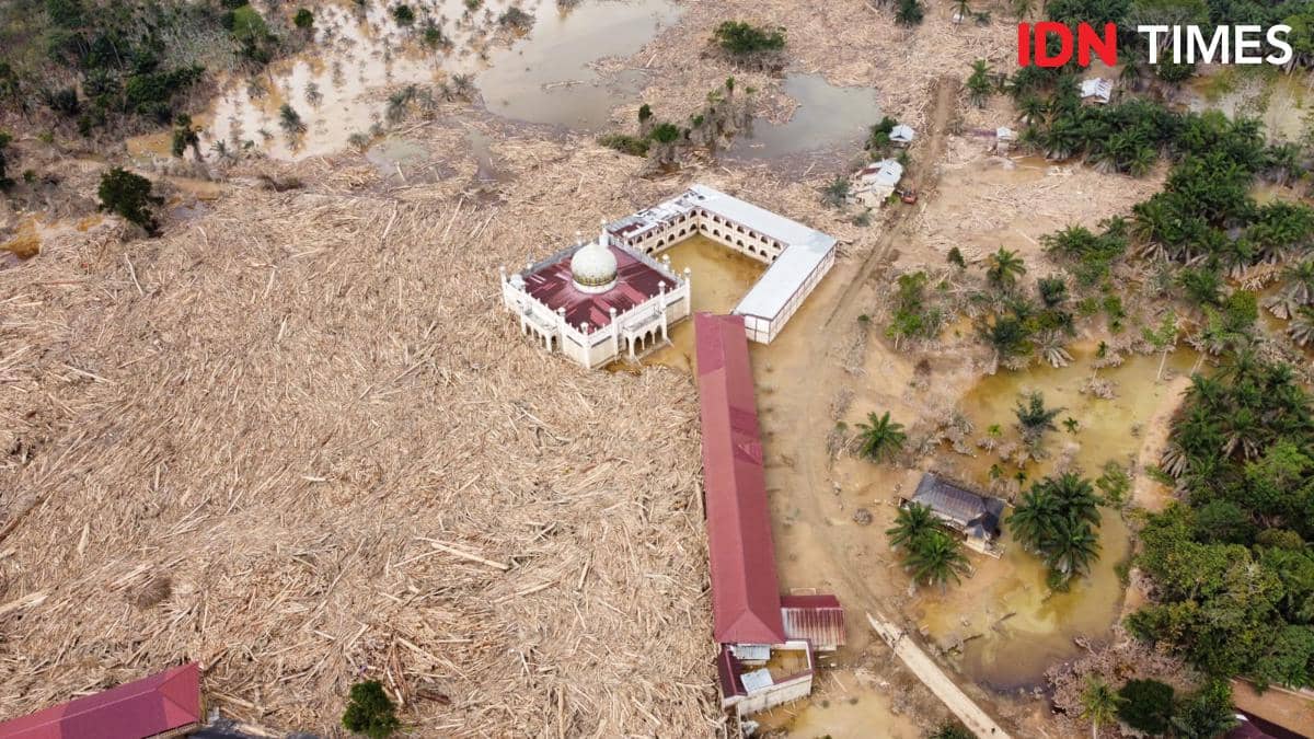 Potret udara Pesantren Darul Mukhlisin, Desa Tanjung Karang, Kecamatan Karang Baru, Aceh Tamiang, Sabtu (6/12/2025) (IDN Times/Prayugo Utomo)