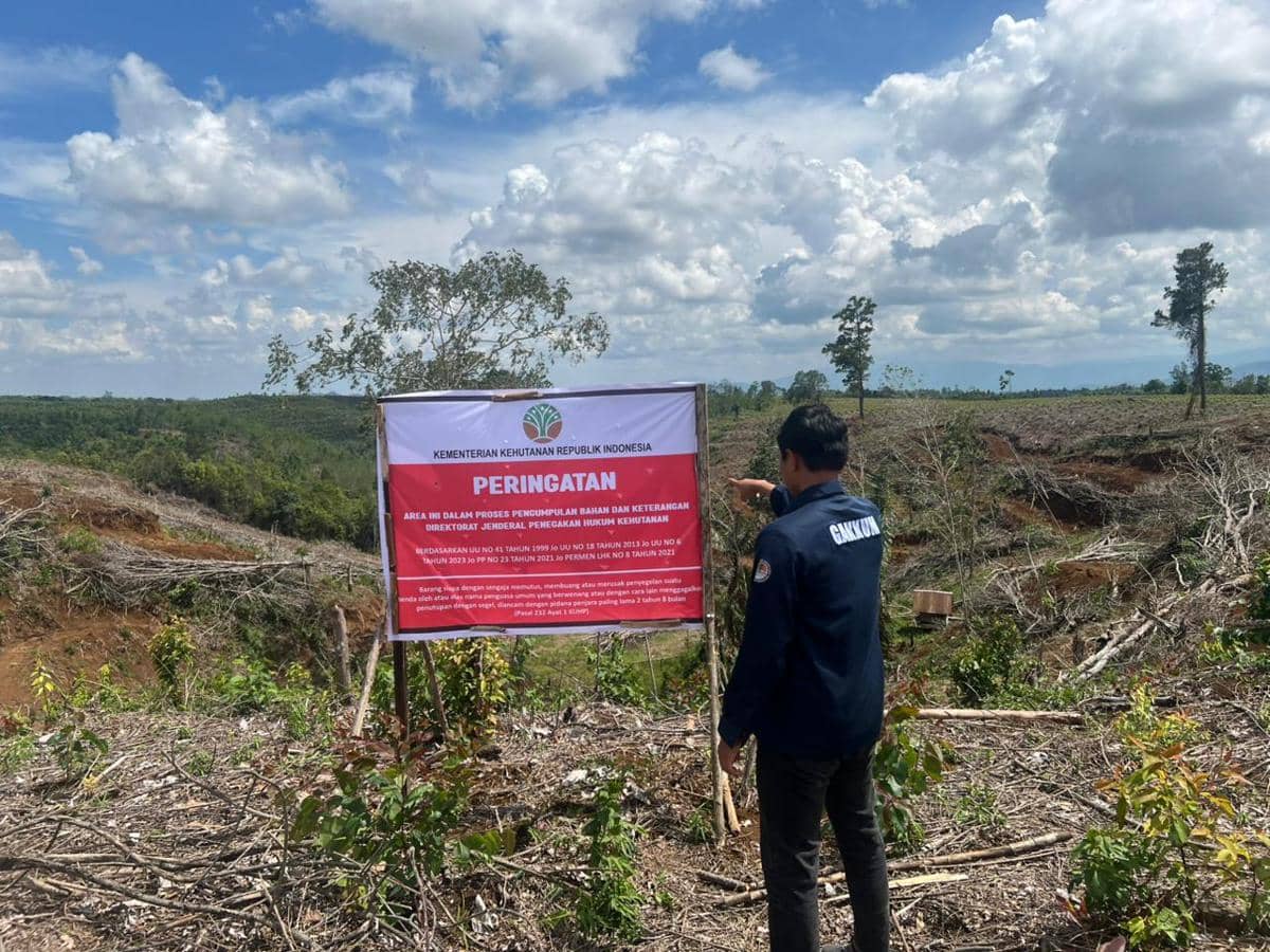 Direktorat Jenderal Penegakan Hukum Kehutanan (Ditjen Gakkum) menyegel lima titik lahan milik perusahaan dan perorangan atau Pemegang Hak Atas Tanah (PHAT) di daerah aliran sungai (DAS) Batang Toru dan DAS Sibuluan, Tapanuli. (Dok. Kemenhut)
