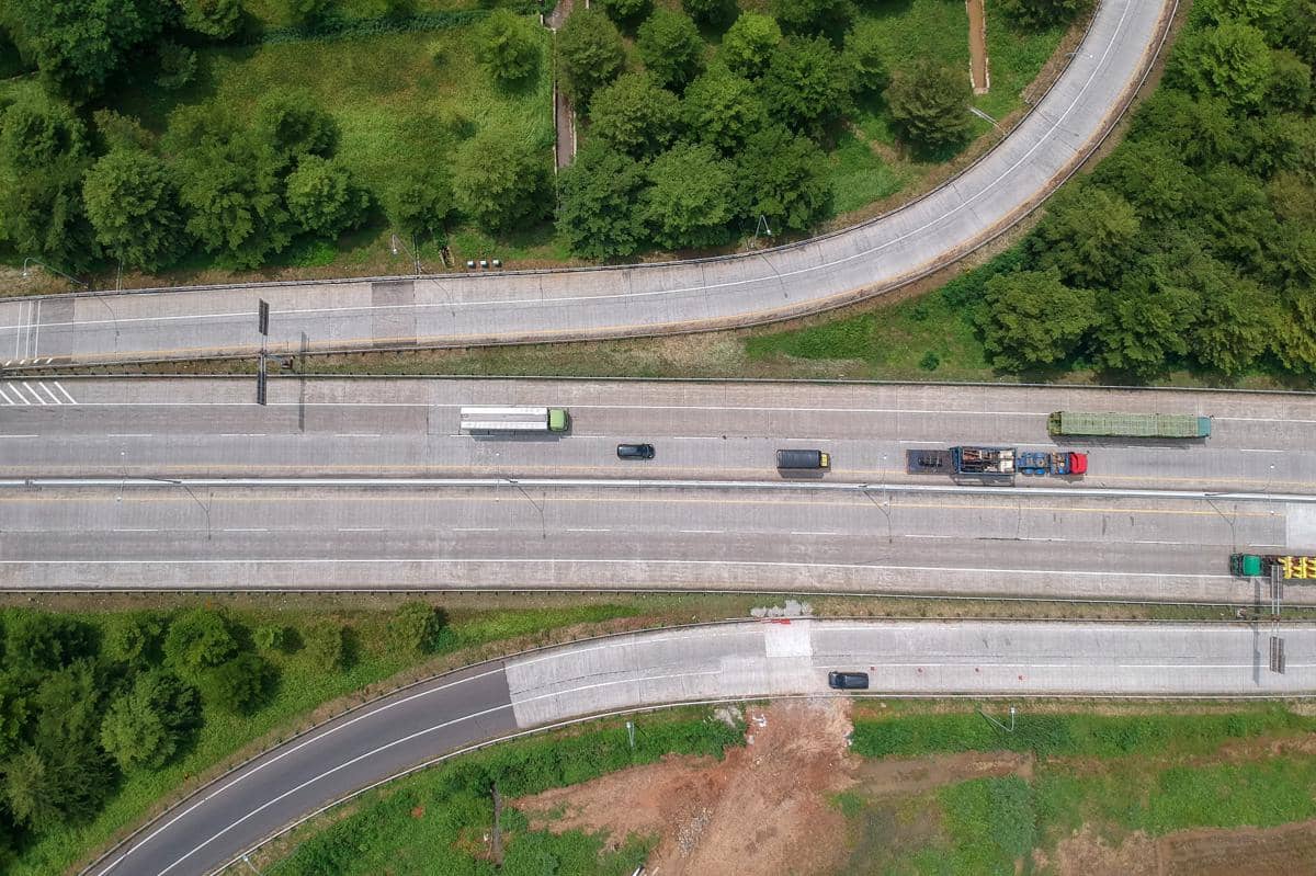 Ilustrasi foto udara sejumlah kendaraan melintas di Tol Trans Jawa. (ANTARA FOTO/Harviyan Perdana Putra)