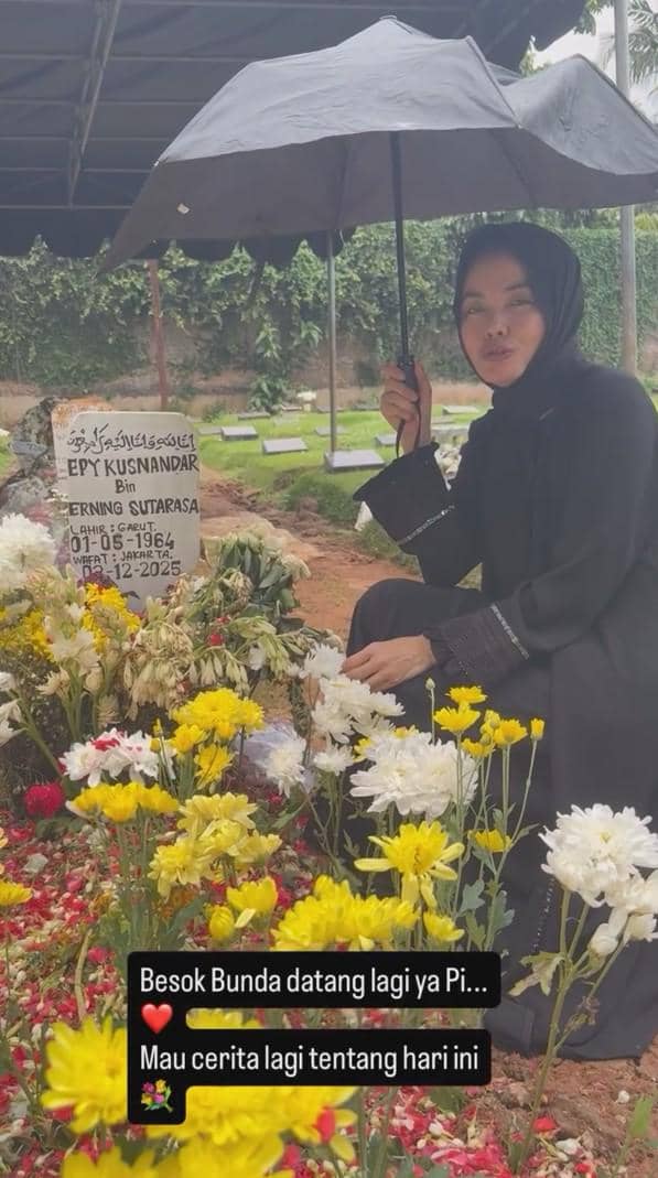 Karina Ranau ziarah ke makam Epy Kusnandar