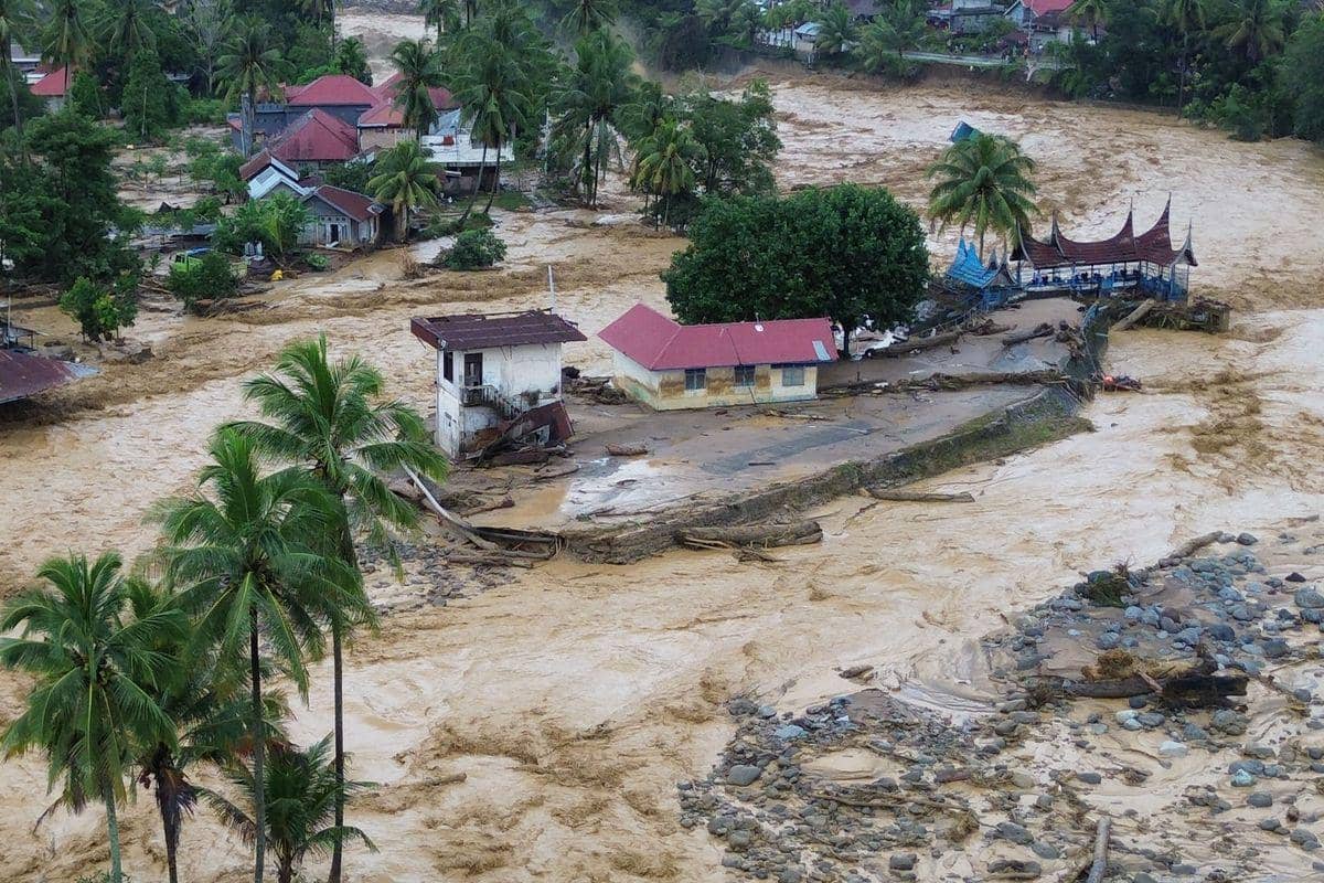 Banjir bandang di kawasan Gunung Nago, Padang, Sumatera Barat, 28 November 2025.