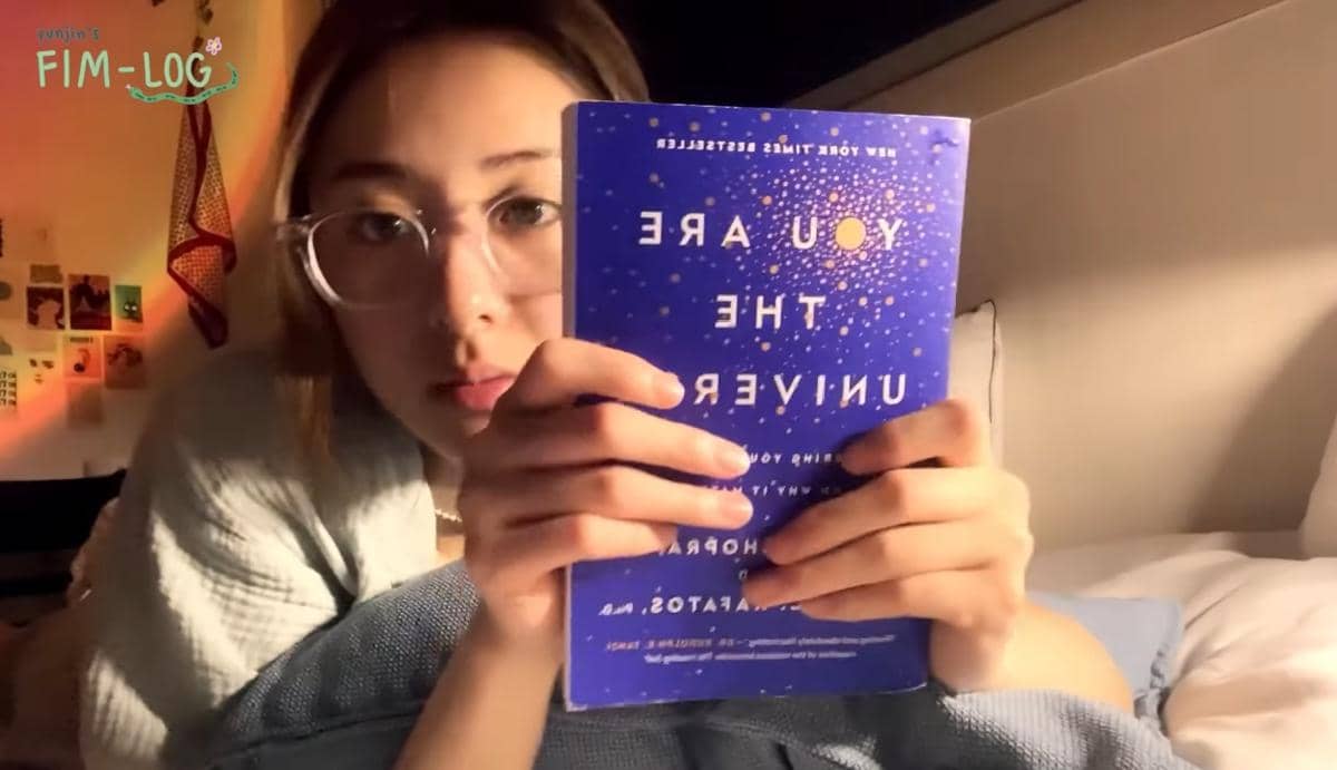 Yunjin LE SSERAFIM merekomendasikan buku untuk para fansnya baca di konten vlog pribadi