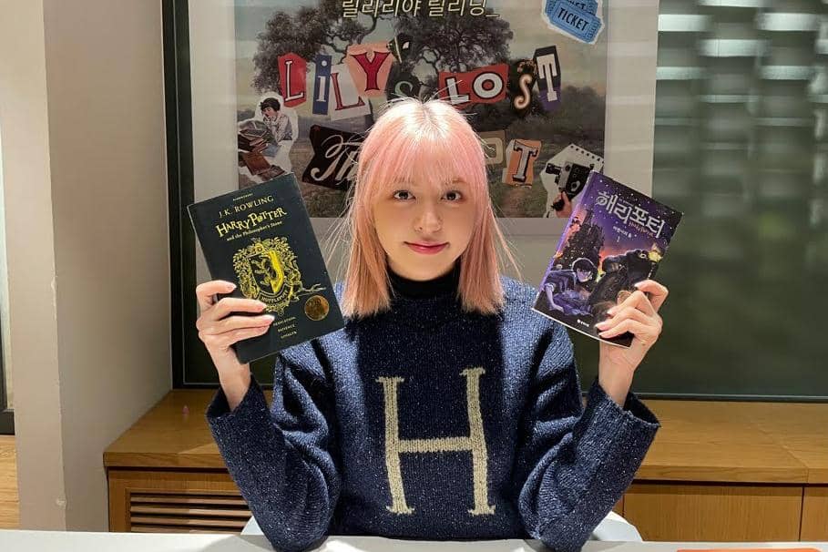 Lily NMIXX punya acara spesial bertajuk LILY'S LOST THE PLOT di mana ia membincangkan topik seputar buku dan film bersama para fansnya