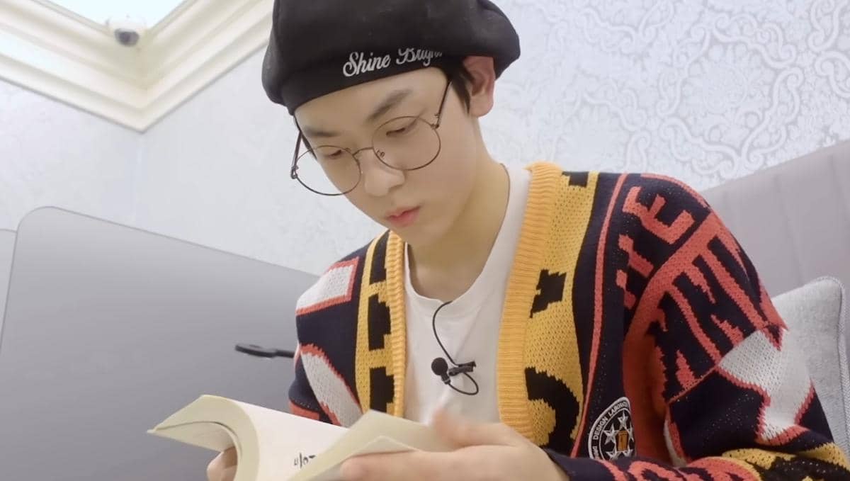 Soobin TXT terlihat membaca sebuah buku dalam konten TALK X TODAY