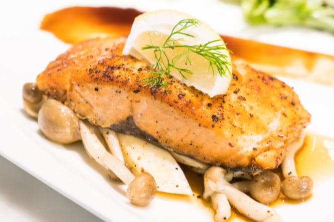 ilustrasi honey garlic grilled salmon