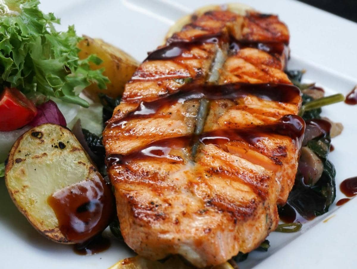 ilustrasi honey garlic grilled salmon
