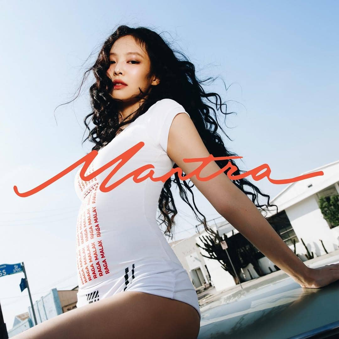 Jennie di lagu "Mantra"