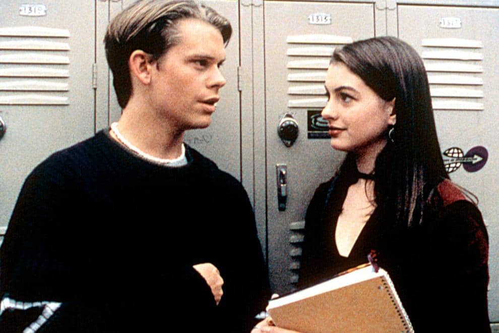 cuplikan adegan yang diperankan Anne Hathaway dalam serial Get Real