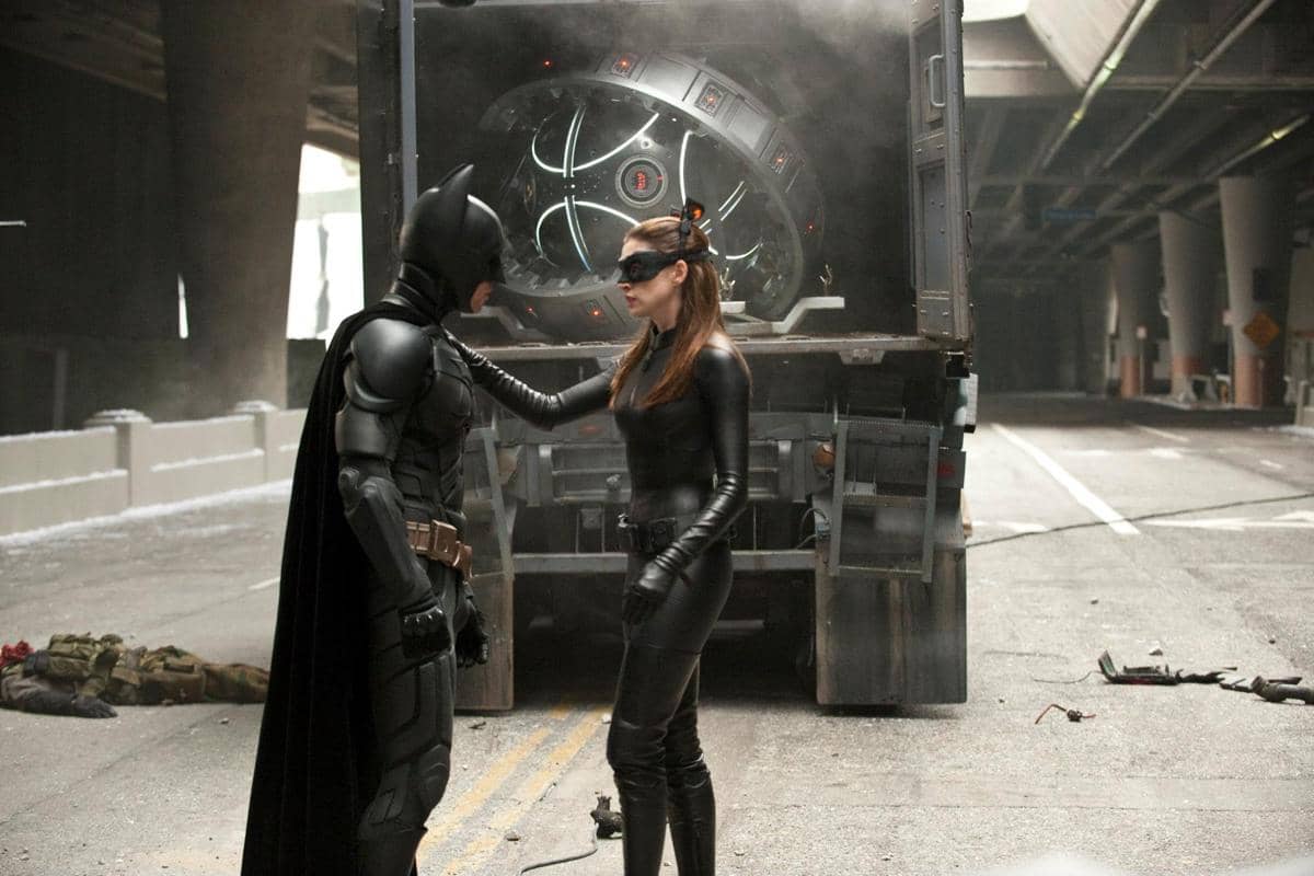 cuplikan adegan yang diperankan Anne Hathaway dalam film The Dark Knight Rises