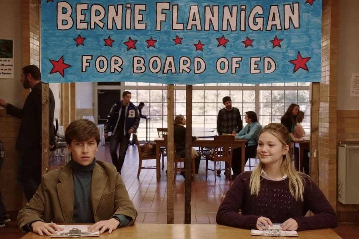 Olivia Holt (kanan) dalam film Class Rank