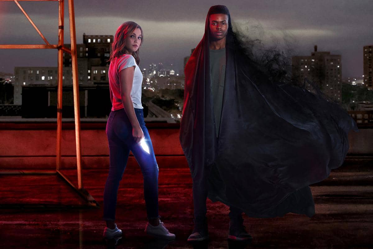 Olivia Holt (kiri) dalam serial Cloak & Dagger