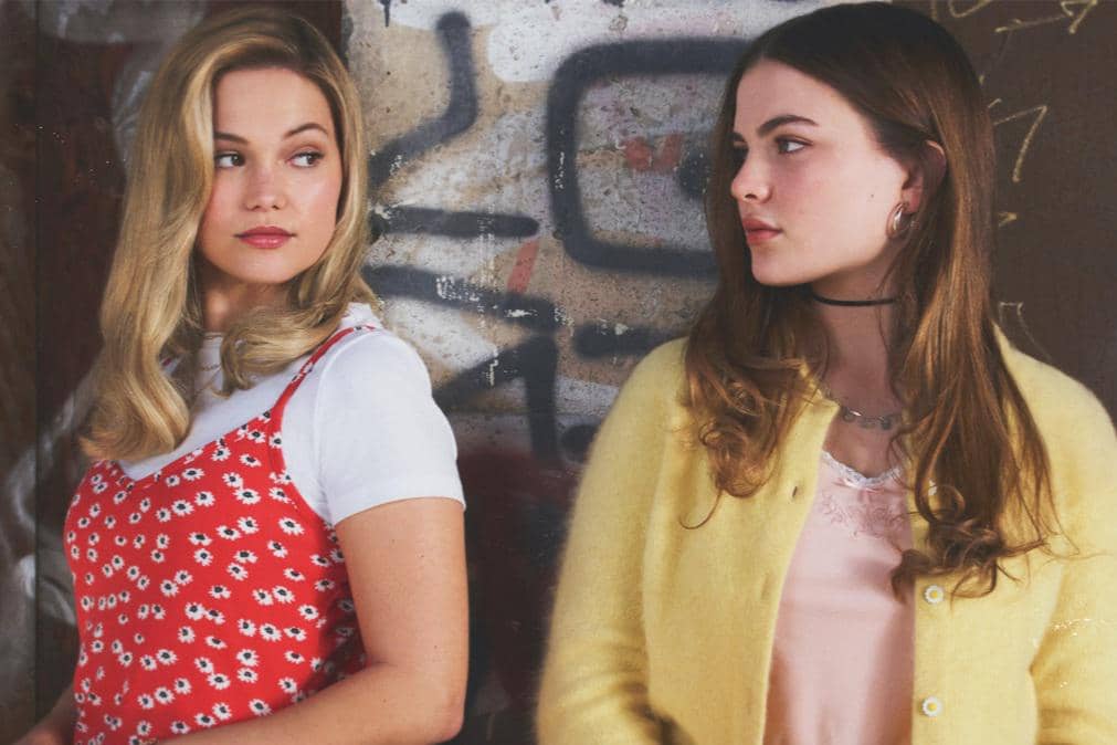 Olivia Holt (kiri) dalam serial Cruel Summer
