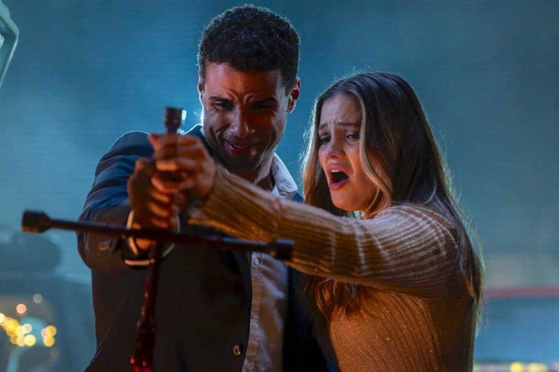 Olivia Holt (kanan) dalam film Heart Eyes