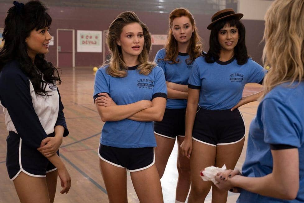 Olivia Holt (dua dari kiri) dalam film Totally Killer