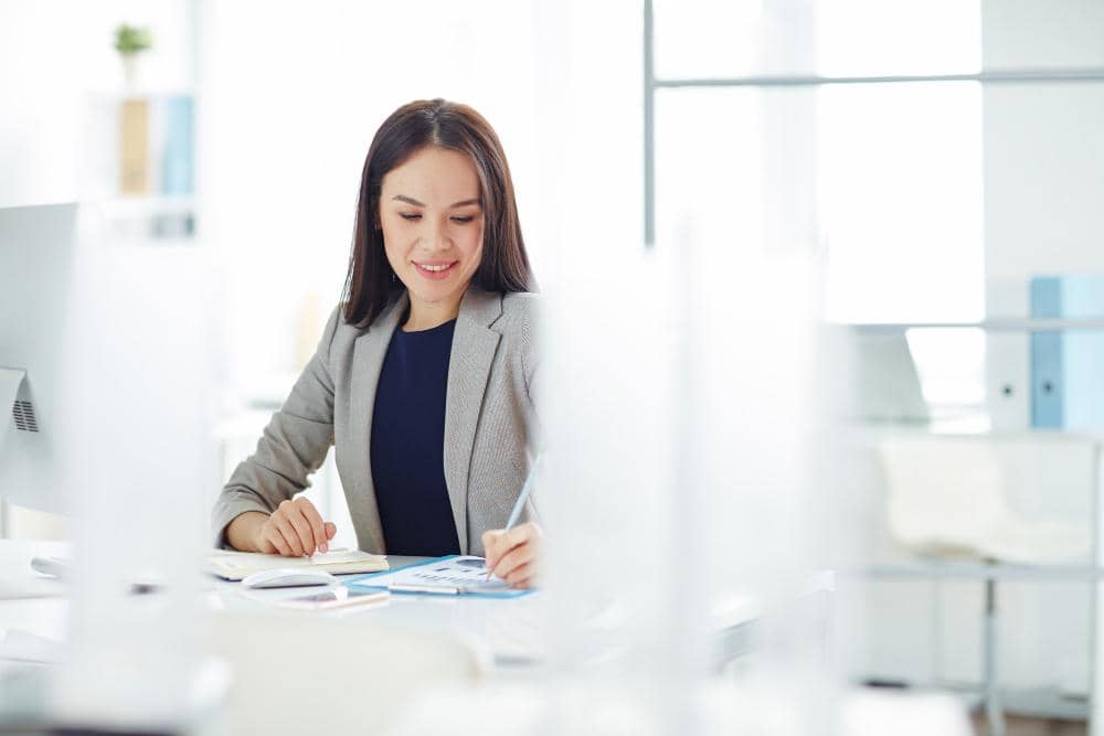 Seorang perempuan bekerja sebagai akuntan.