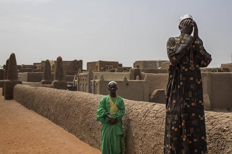 Dua orang pria di Masjid Agung Djenné