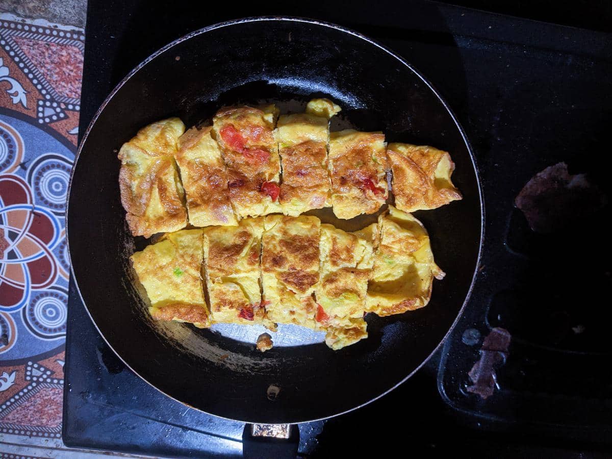 Telur dadar di atas wajan