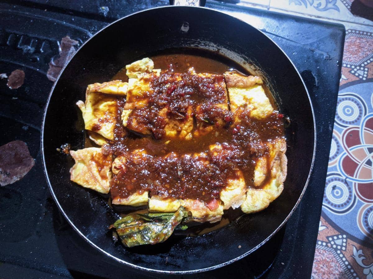 Telur dadar bumbu kecap pedas 