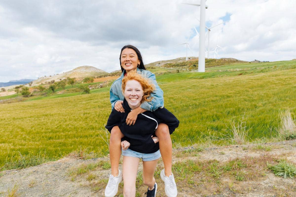 Ilustrasi wanita menikmati suasana di taman