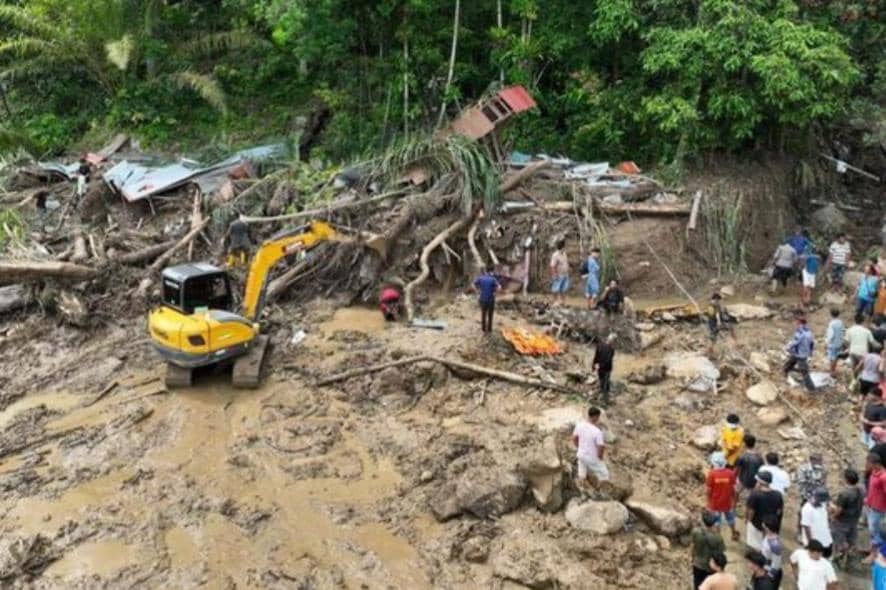 Upaya pencarian korban hilang dan pembukaan akses jalan menggunakan alat berat di Kecamatan Palembayan, Kabupaten Agam, Sumatera Barat, Minggu (30/11). 