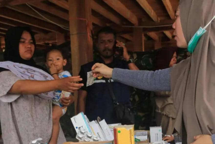 Petugas medis dari Pukesmas Beutong Ateuh memberikan obat-obatan kepada korban banjir di Desa Blang Meurandeh, Beutong Ateuh Banggalang, Nagan Raya, Aceh, Minggu (30/11).