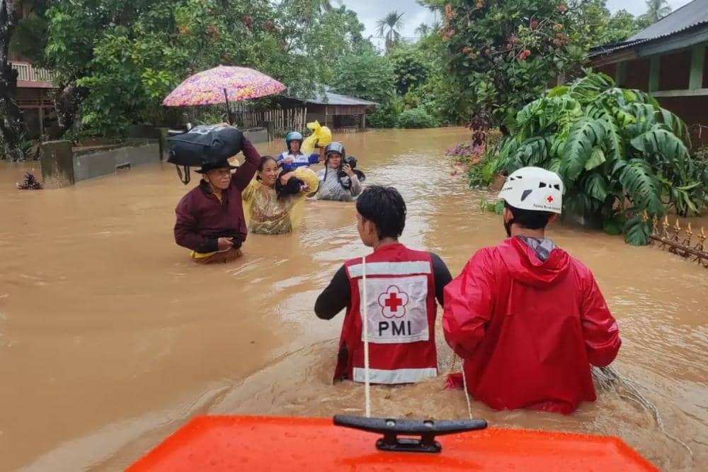 Hadang Derasnya Banjir, Relawan PMI Evakuasi Warga yang Terjebak