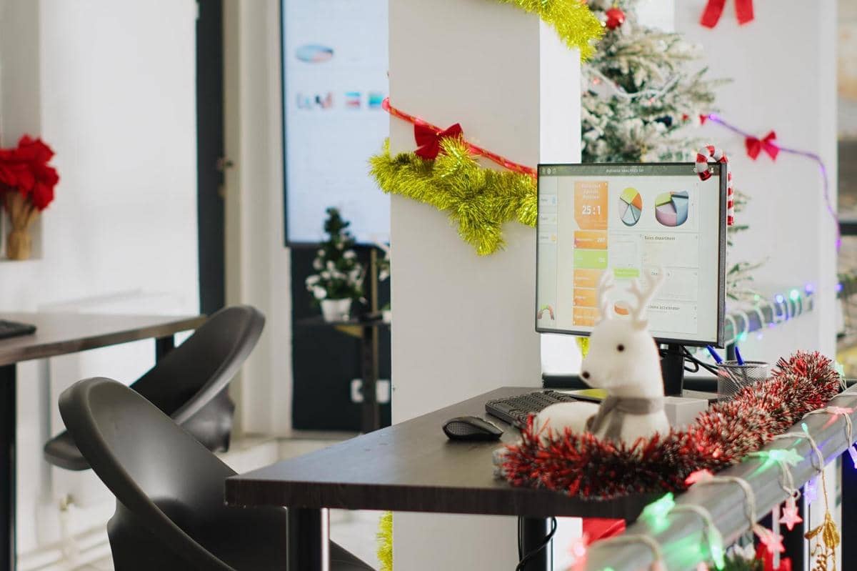 ilustrasi dekorasi natal meja kerja
