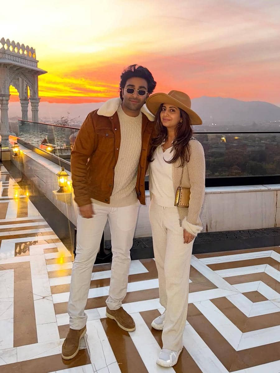 Aadar Jain dan istri