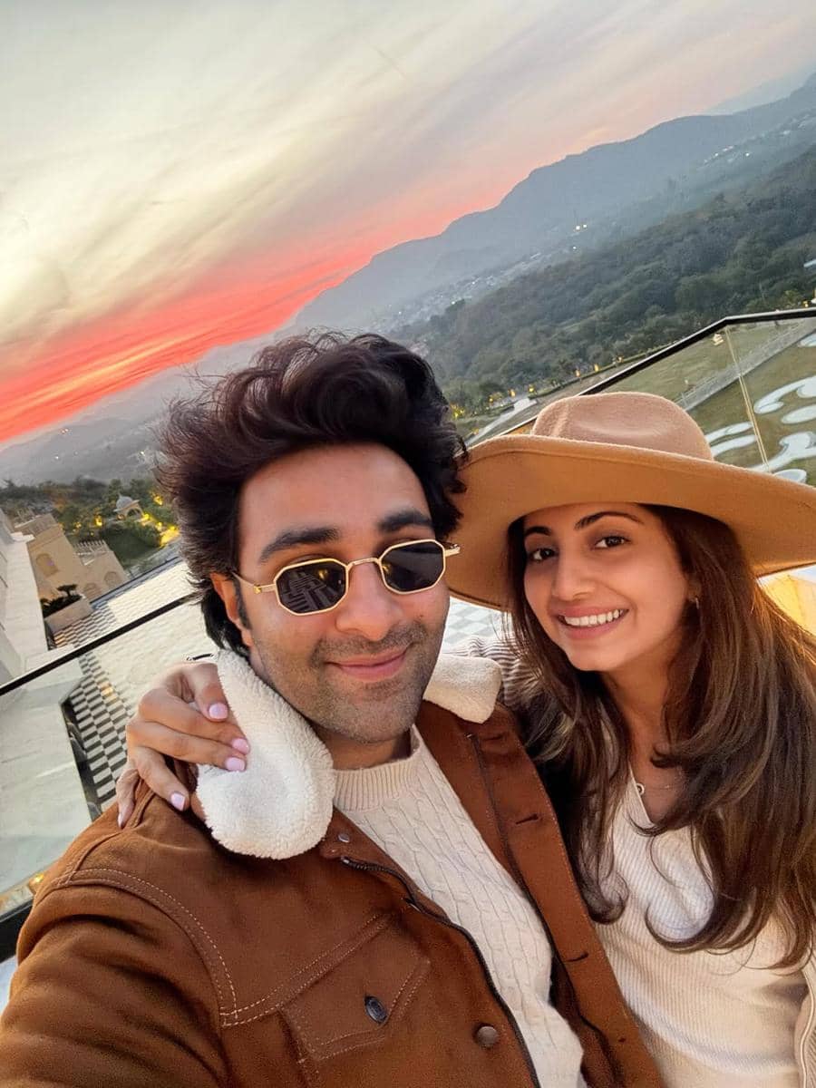 Aadar Jain dan istri