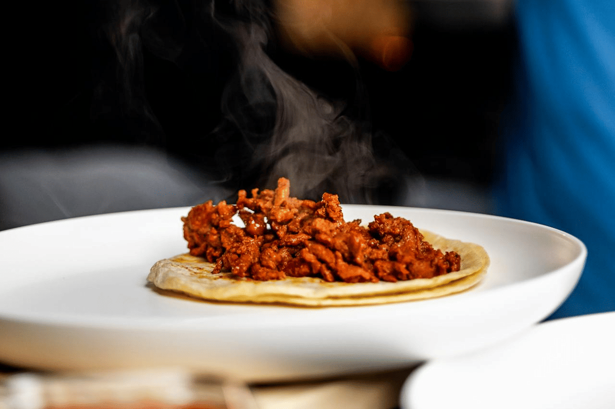 ilustrasi membuat chorizo egg taco