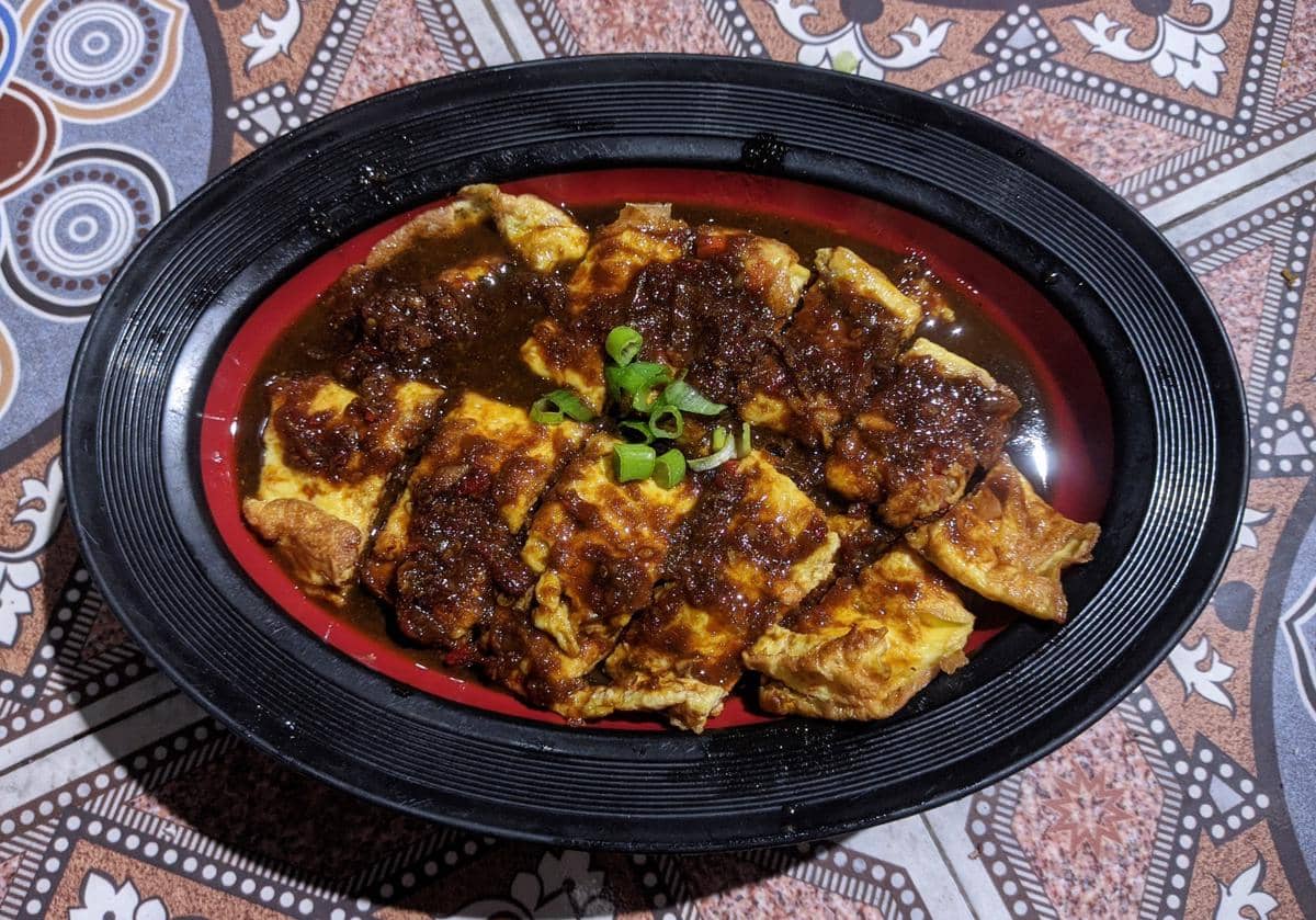 Sepiring telur dadar bumbu kecap pedas