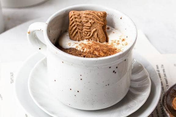 Ilustrasi gingerbread mug cake 