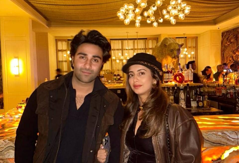 Aadar Jain dan istri