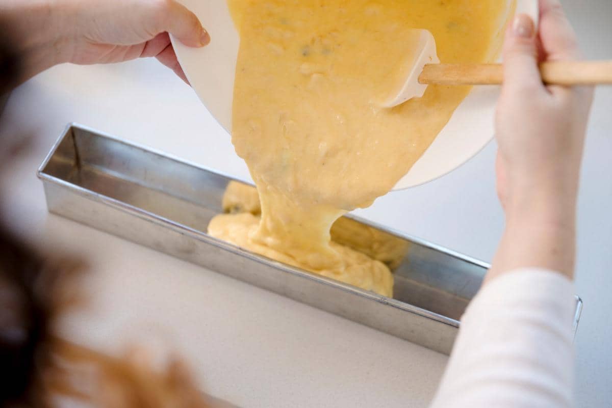 ilustrasi menuang adonan