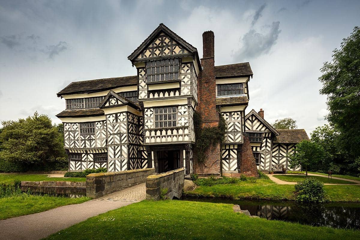 ilustrasi Little Moreton Hall