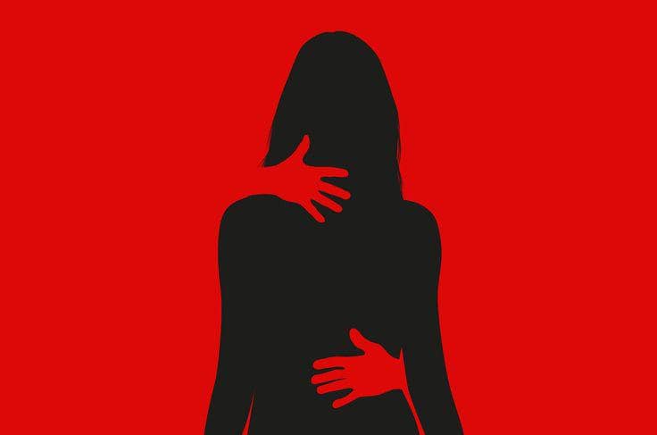Silhouette seorang perempuan berwarna hitam dengan latar merah, dikelilingi tangan berwarna merah yang menyimbolkan tindakan kekerasan seksual dan ancaman terhadap korban.