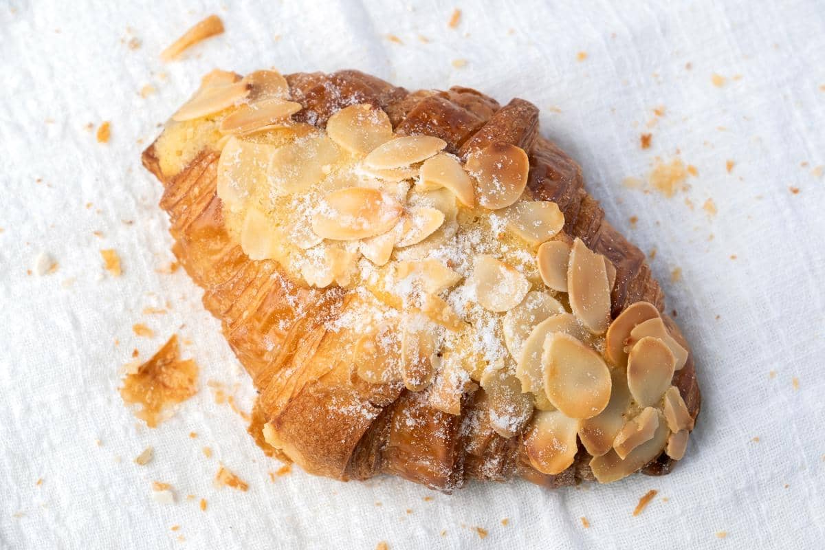ilustrasi almond croissant