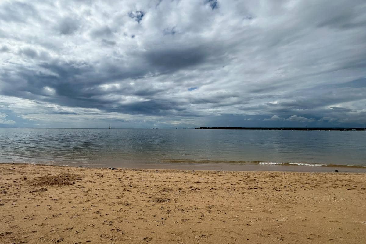 pasir lembut dan ombak tenang di Pantai Bopel (dok.pribadi/Natalia Indah)