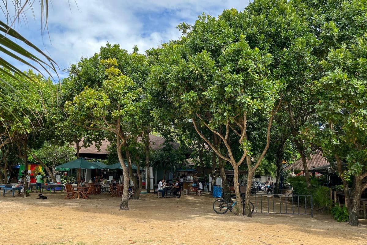 beberapa warung di tepi pantai (dok.pribadi/Natalia Indah)