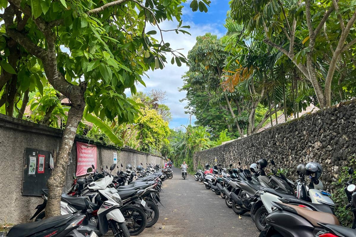 jalan masuk dan area parkir Pantai Bopel (dok.pribadi/Natalia Indah)