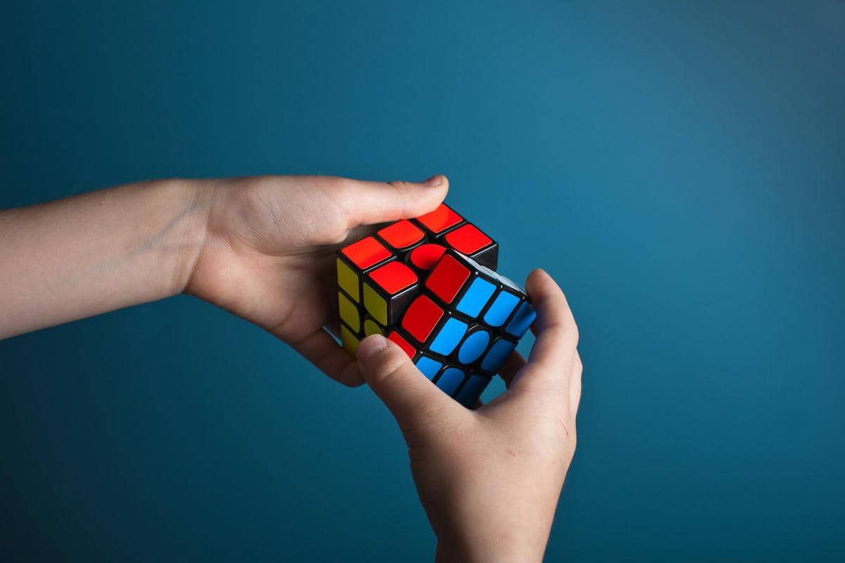 ilustrasi bermain rubik
