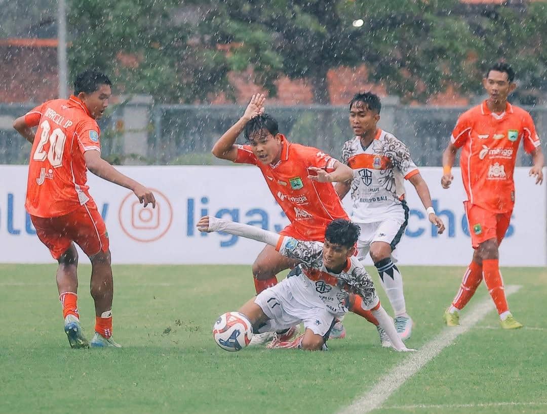Jalannya pertandingan antara Perseden Denpasar (putih) dan Persekabpas Pasuruan (oranye)