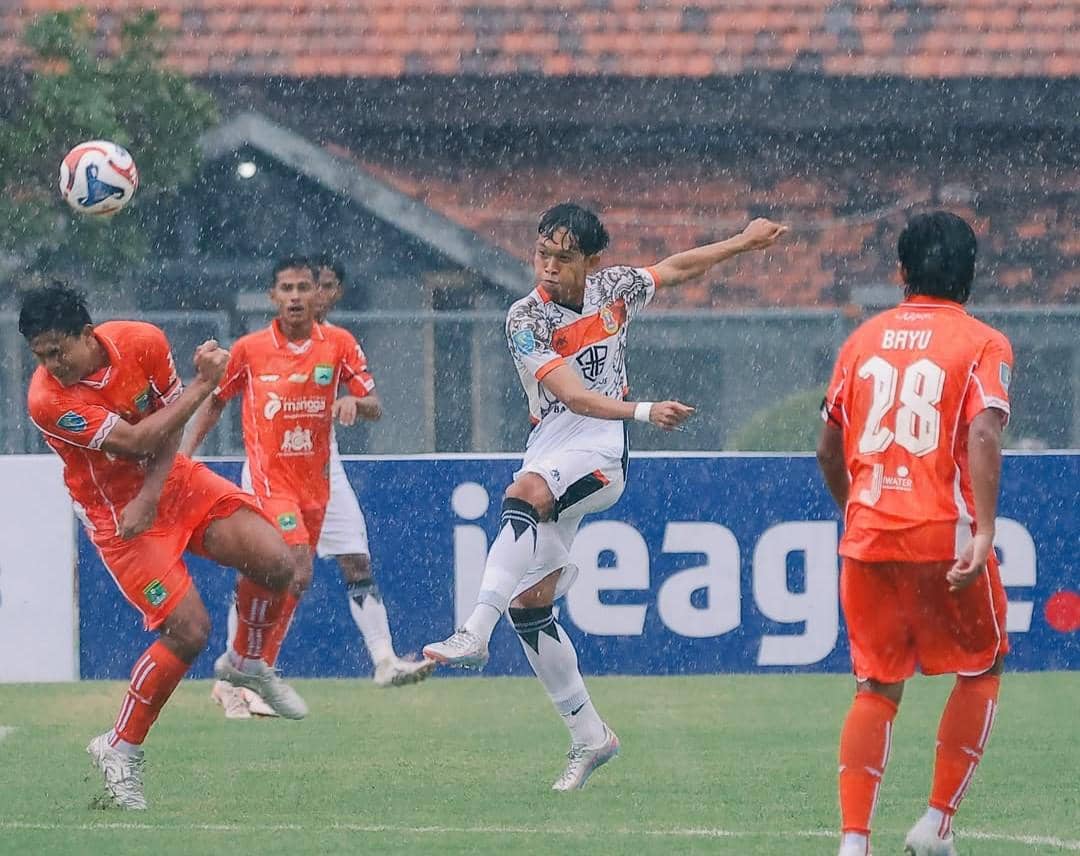 Jalannya pertandingan antara Perseden Denpasar (putih) dan Persekabpas Pasuruan (oranye)